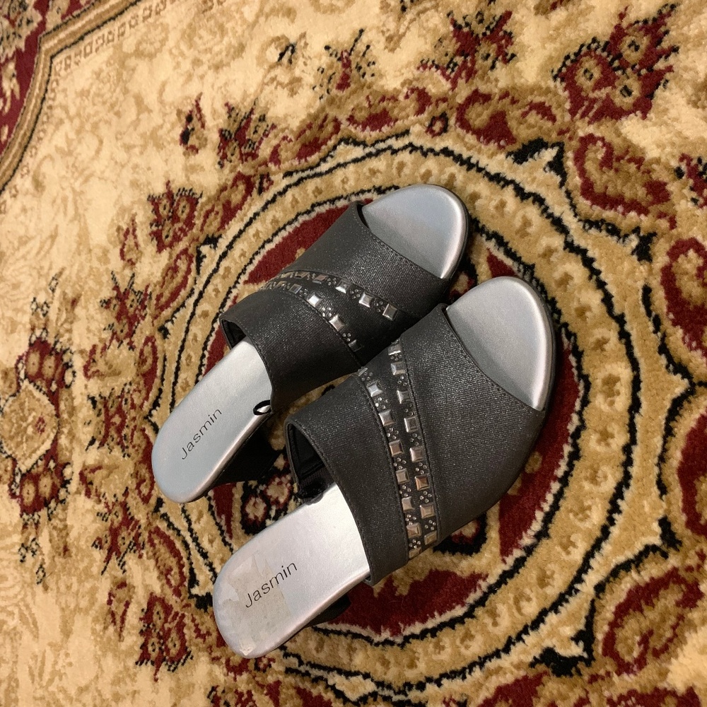 {Jasmin} charcoal grey silver stud Sandals sz8